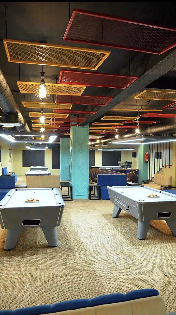 Salle de billard, plafond industriel avec caissons colorés